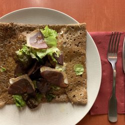 La Landaise €10,60 - greens, smoked duck, goat cheese, apples, honey