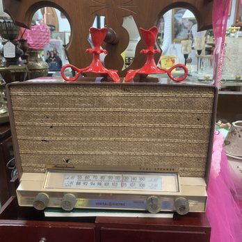 Sun Thrift Antique Shop - Old antique radio - Thrift Stores Near Me - Orlando, Florida