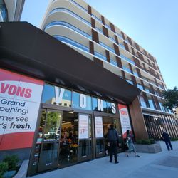 Vons - Entrance on Broadway, just west of Lincoln Blvd.