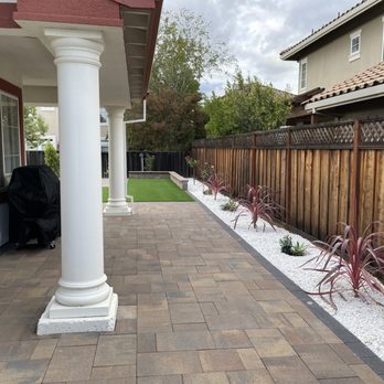 Lara landscape custom - Entryway to backyard from front yard - Landscaping Near Me - San Martin, California