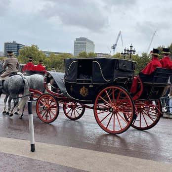 Buckingham Palace - King &Queen of South Africa entering Buckingham Palace - Landmarks & Historical Buildings Near Me - London, XGL