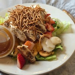 Braeda Fresh Express Cafe - Cashew Chicken & Strawberry Salad