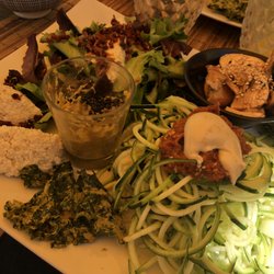 Les Baux Jus - Assiette crue de dégustation : guacamole, chips kale, risotto de choux-fleur, spaghetti de courgette sauce rouge et blanche, champignons