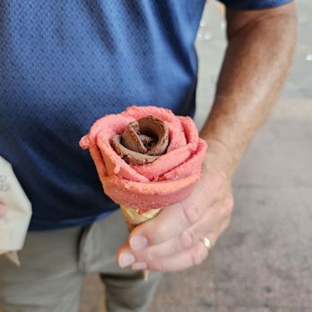 Amorino - Chocolate and strawberry sorbet. - Ice Cream & Frozen Yogurt Near Me - Toulouse, 31 Amorino - Chocolate and strawberry sorbet. - Ice Cream & Frozen Yogurt Near Me - Toulouse, 31