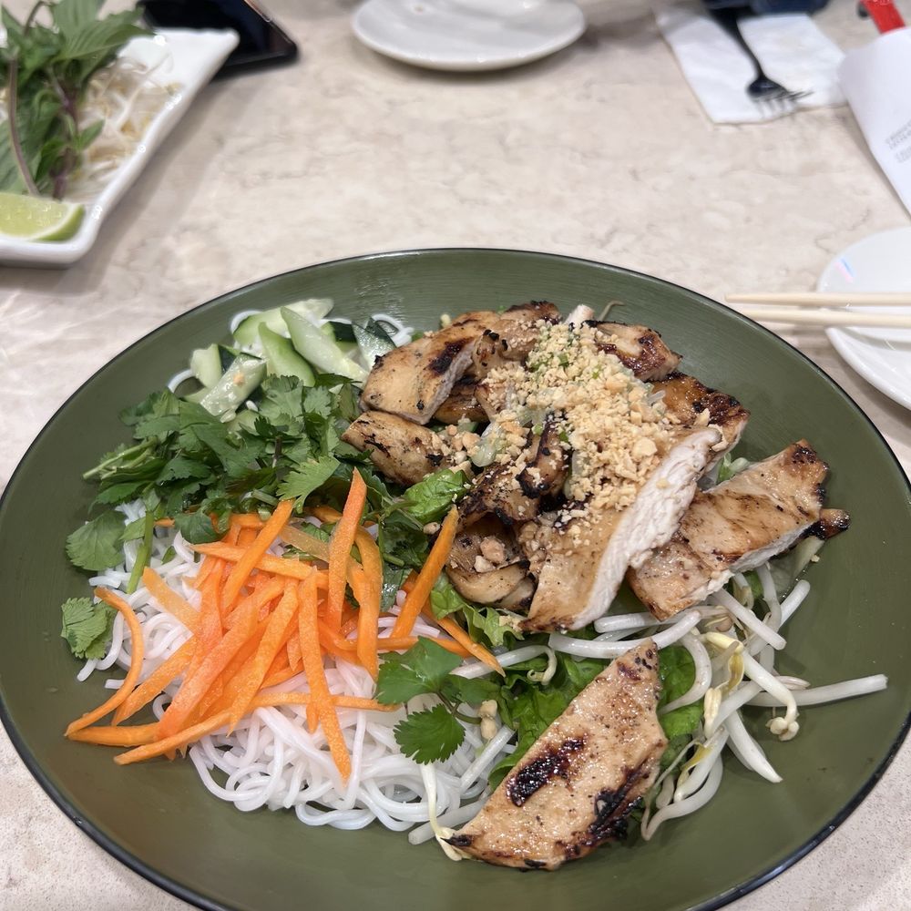 V Bistro - Chicken vermicelli - Vietnamese Near Me - Conroe, Texas V Bistro - Chicken vermicelli - Vietnamese Near Me - Conroe, Texas