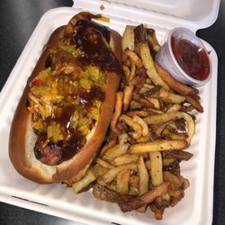 Bearded Dog - Sweet Caroline. Dog topped with bbq chicken, chow chow and peach bbq sauce.