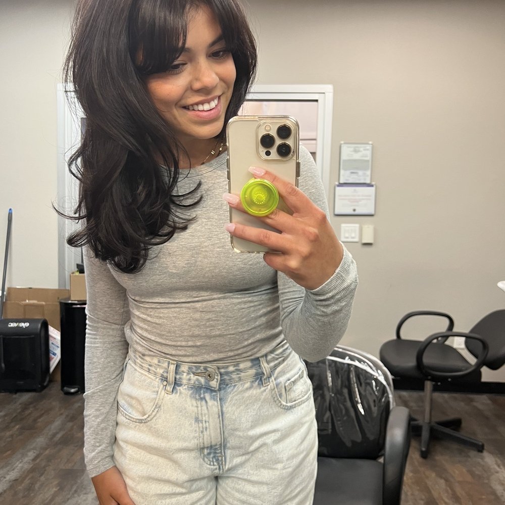Both ladies care a lot in making you feel happy about yourself. Roxanne killed it !! The color & the cut was exactly what I wanted.
