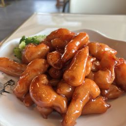 I like how the orange chicken came out with a few pieces of broccoli!