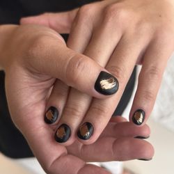 Nail Art House - Absolutely in love with the pain brush stroke of accent color