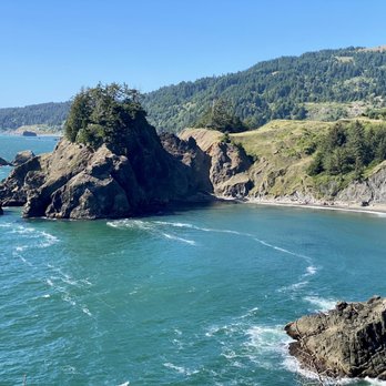 Arch Rock Viewpoint - View north of the Oregon coast at Arch Rock Viewpoint - Hiking Near Me - Brookings, Oregon