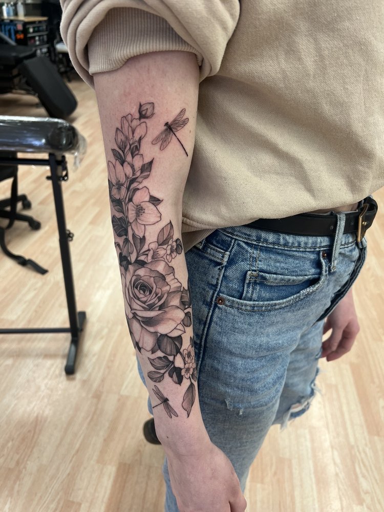 Ivy's Ink Tattoo Logo