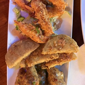 Francois - Sampler platter with shrimp, fried green tomatoes and garlic Parmesan wings - Cajun/Creole Near Me - LaPlace, Louisiana