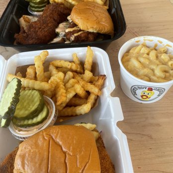 Dave's Hot Chicken - Hot Chicken sandwich with mac & cheese - Chicken Shop Near Me - Orlando, Florida