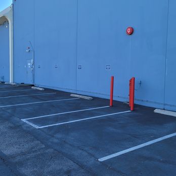 Finish Line Towing & Transport - No sign at the lot to warn people it is not allowed and it will be towed. There was a street sign (Rob Hurtt Way?) to enter this area. - Towing Near Me - Compton, California