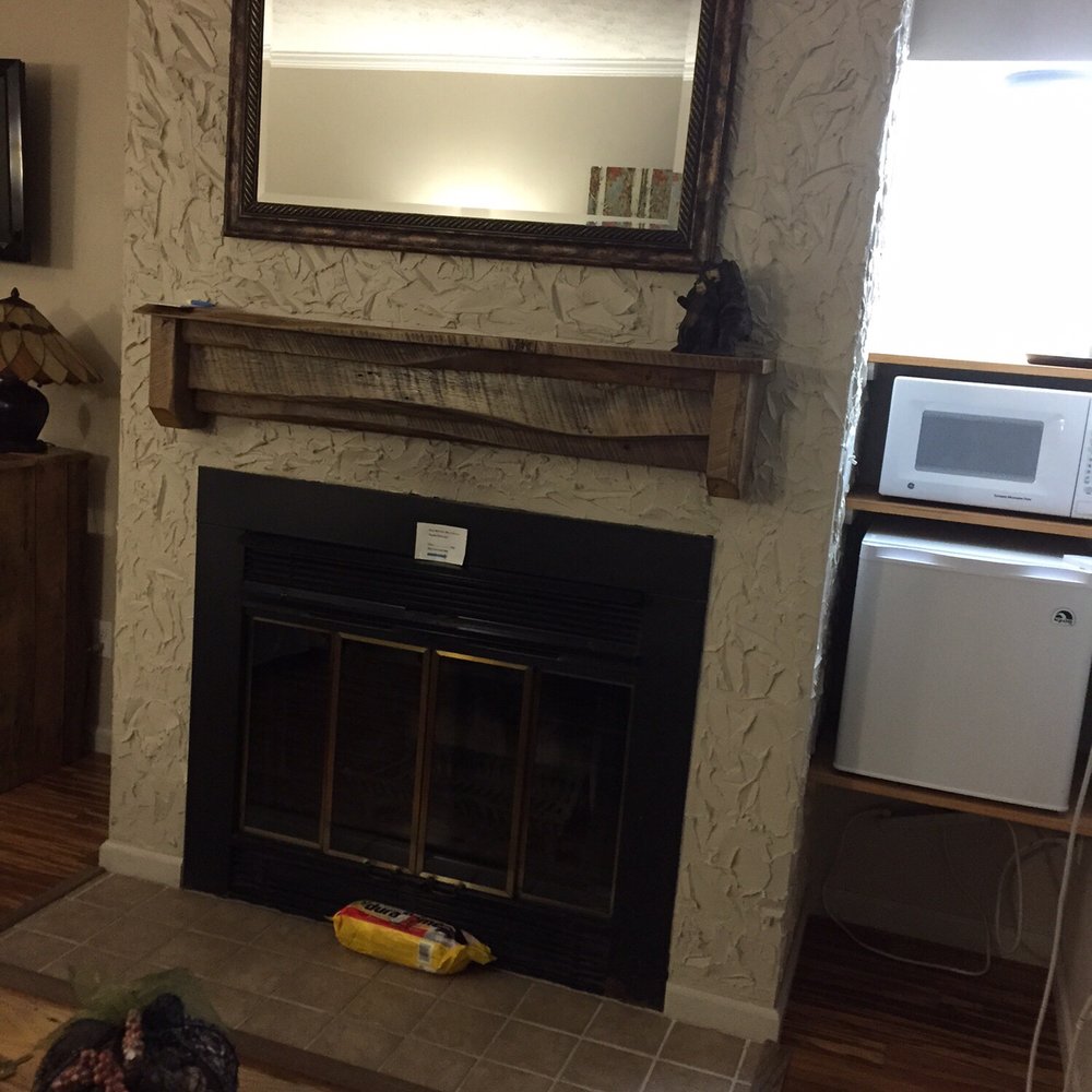 LakeFront Lodge - Fireplace - Hotels Near Me - McHenry, Maryland LakeFront Lodge - Fireplace - Hotels Near Me - McHenry, Maryland