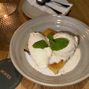 Moxies - White chocolate brownie with vanilla ice cream - Lounges Near Me - Miami, Florida