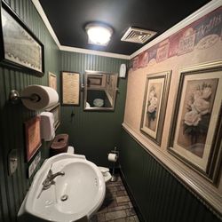 Marilyn's Cafe - Bathroom