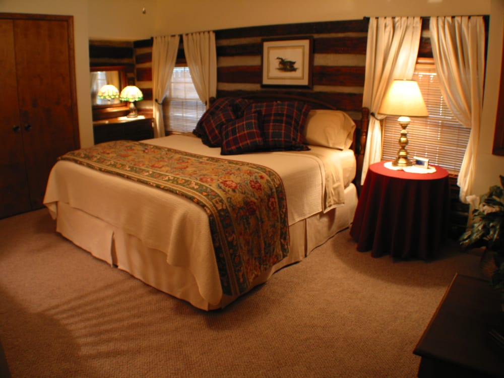 END OF THE BEND LODGE & LANDING Updated September 2024 2523 Miami