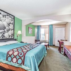 Super 8 by Wyndham Marianna - 1 Queen Bed Suite