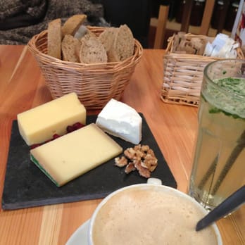 La Fromagerie - Mała deska serów (21 zł) - French Near Me - Warsaw, MZ La Fromagerie - Mała deska serów (21 zł) - French Near Me - Warsaw, MZ