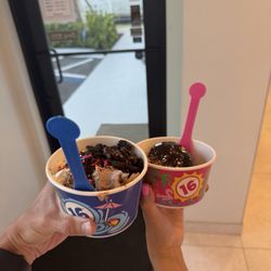 16 Handles - Vanilla and chocolate vegan with Oreos and sprinkles