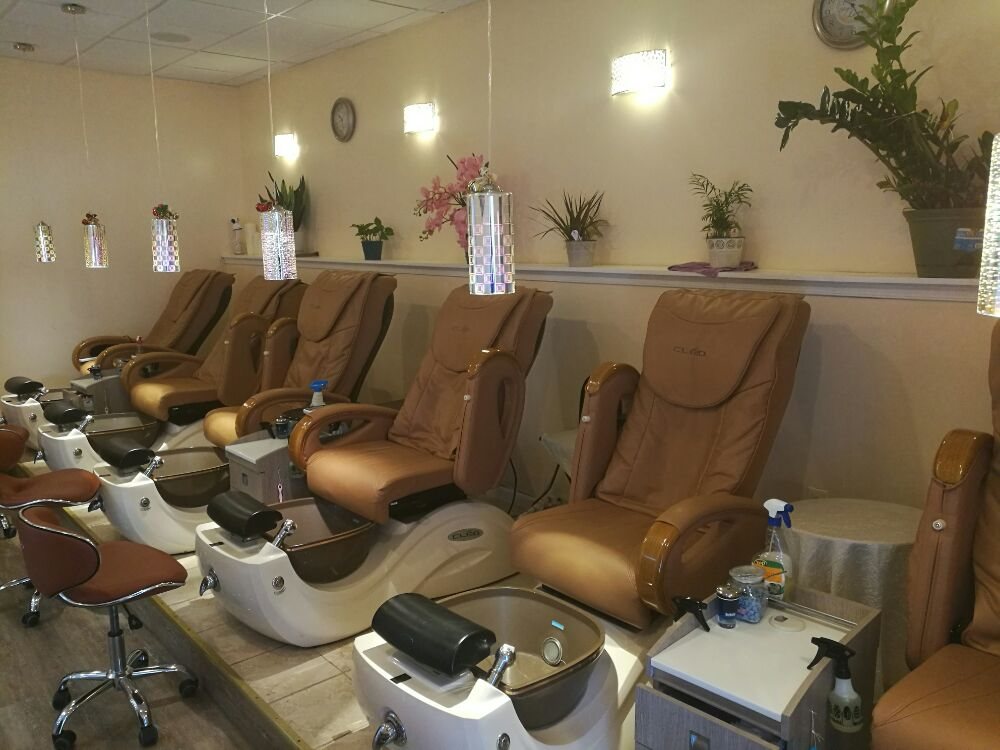 A Plus 1 Nails & Spa Logo