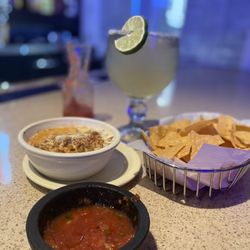 La Perla Cuisine Of Nayarit - Queso, salsa, and chips