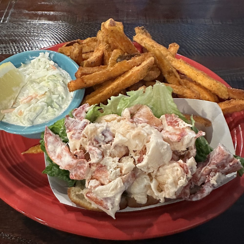 Lobster roll w/mayo and sweet potato fries