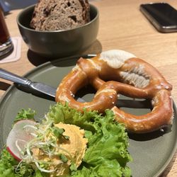 Brauhaus Johann-Friedrich Irle - Brezel mit Obazda und Brauhausbrot