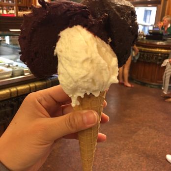 Giolitti - Dark chocolate, yogurt yogurt, and black cherry - Ice Cream & Frozen Yogurt Near Me - Rome, RM