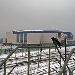 Warschauer Brücke - Warschauer Brücke, o2-World mit Rabe im Winter