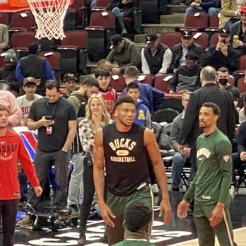 United Center - 04/05/22 - giannis antetokounmpo & the Milwaukee bucks slaughtered da Bulls by 19 points - Stadiums & Arenas Near Me - Chicago, Illinois United Center - 04/05/22 - giannis antetokounmpo & the Milwaukee bucks slaughtered da Bulls by 19 points - Stadiums & Arenas Near Me - Chicago, Illinois