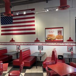 Freddy's Frozen Custard & Steakburgers - Interior  seating