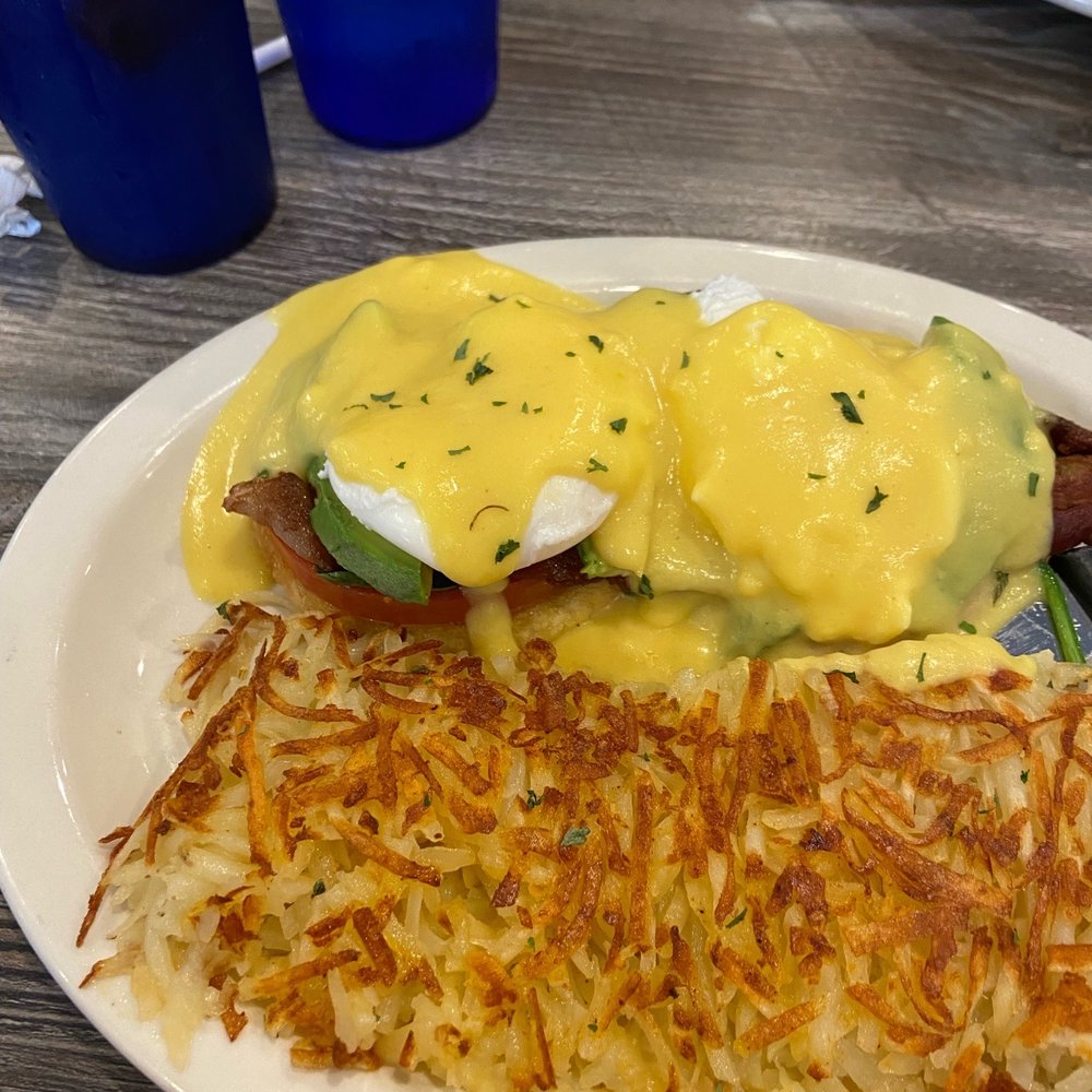 Biscuits Cafe - Egg Benedict n hash brown - Breakfast & Brunch Near Me - Milwaukie, Oregon