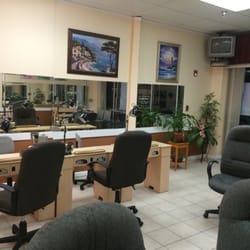 Fancy Nails & Tan - Manicure area