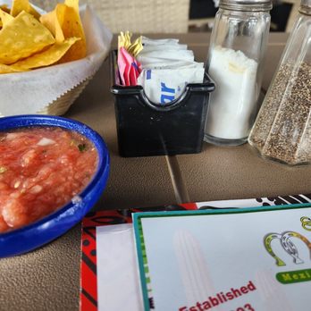 El Mariachi - Chips 'n salad given at start of meal. - Cuban Near Me - Coral Springs, Florida