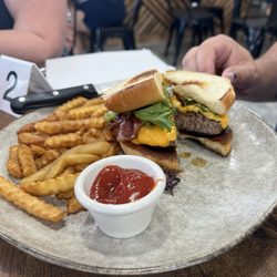 Wrap And roll kitchen - Amazing burger. With great zip!