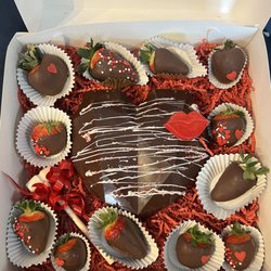 MD Creations - Breakable heart with candy inside and chocolate covered strawberries