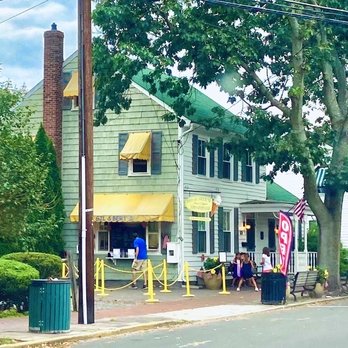 Gil & Bert's Ice Cream - Gil & Bert's storefront - Ice Cream & Frozen Yogurt Near Me - Cranbury, New Jersey