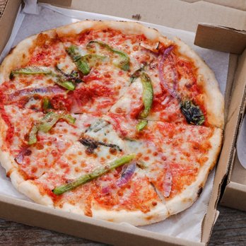 Fiamma Pizza Company - Gluten-free BYO Pizza: Tomato Sauce Base, Mozzarella Cheese, Green Peppers, Red Onion, Spinach - Pizza Near Me - Chattanooga, Tennessee