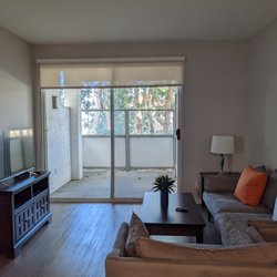 Airbnb Cozy Room - Fact-low ceiling, not top floor, neighbors upstairs are noisy and even having party during midnight.