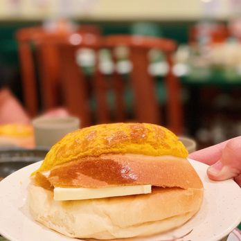 Lido Restaurant - Pineapple Bun w/ one slice of butter - heavenly, add two pieces of butter if you dare :) - Hong Kong Style Cafe Near Me - Richmond, British Columbia