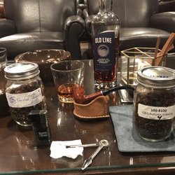 Notes Sips & Stogies - Lounge seating