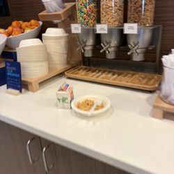 Holiday Inn Laramie - University Area - So many options from cereals, to bagels,yogurts pancakes eggs potatoes and cheese omelette and pastries.