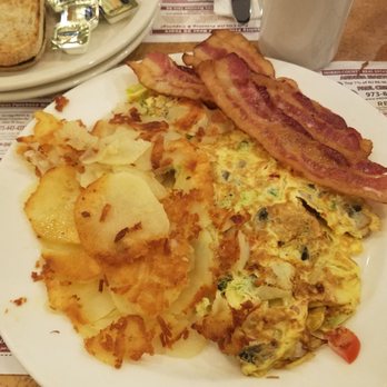 Brookside Diner & Restaurant - Jersey Garden Omelet- Tomato, Mushroom, Onion, Broccoli, w Home Fries & Side of Very Fatty Bacon. [no, didn't eat the fat] - Diners Near Me - Whippany, New Jersey