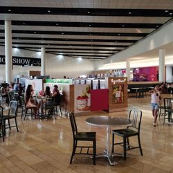 Yogurtland, Plenty of seating
