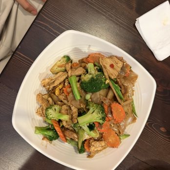 Jan Thai Kitchen - Pad Zee-Ew Double Chicken - Thai Near Me - Bedford, Texas Jan Thai Kitchen - Pad Zee-Ew Double Chicken - Thai Near Me - Bedford, Texas