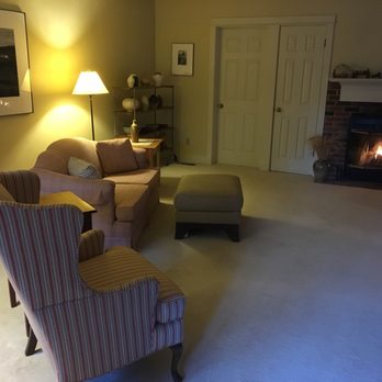 Pine Hollow Cottage - Common room for guests to find quiet time or sharing time together. - Bed & Breakfast Near Me - Galena, Illinois