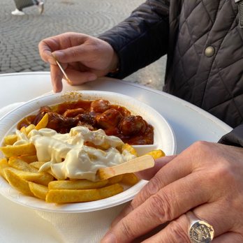 Wurstmeister - Currywurst mit Fritten. Curry-Sausage with French Fries. - Fast Food Near Me - Dusseldorf, NW