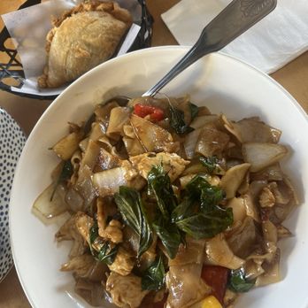 Mee Dee Thai Kitchen - Drunken noodle and veggie puff - Thai Near Me - Los Angeles, California
